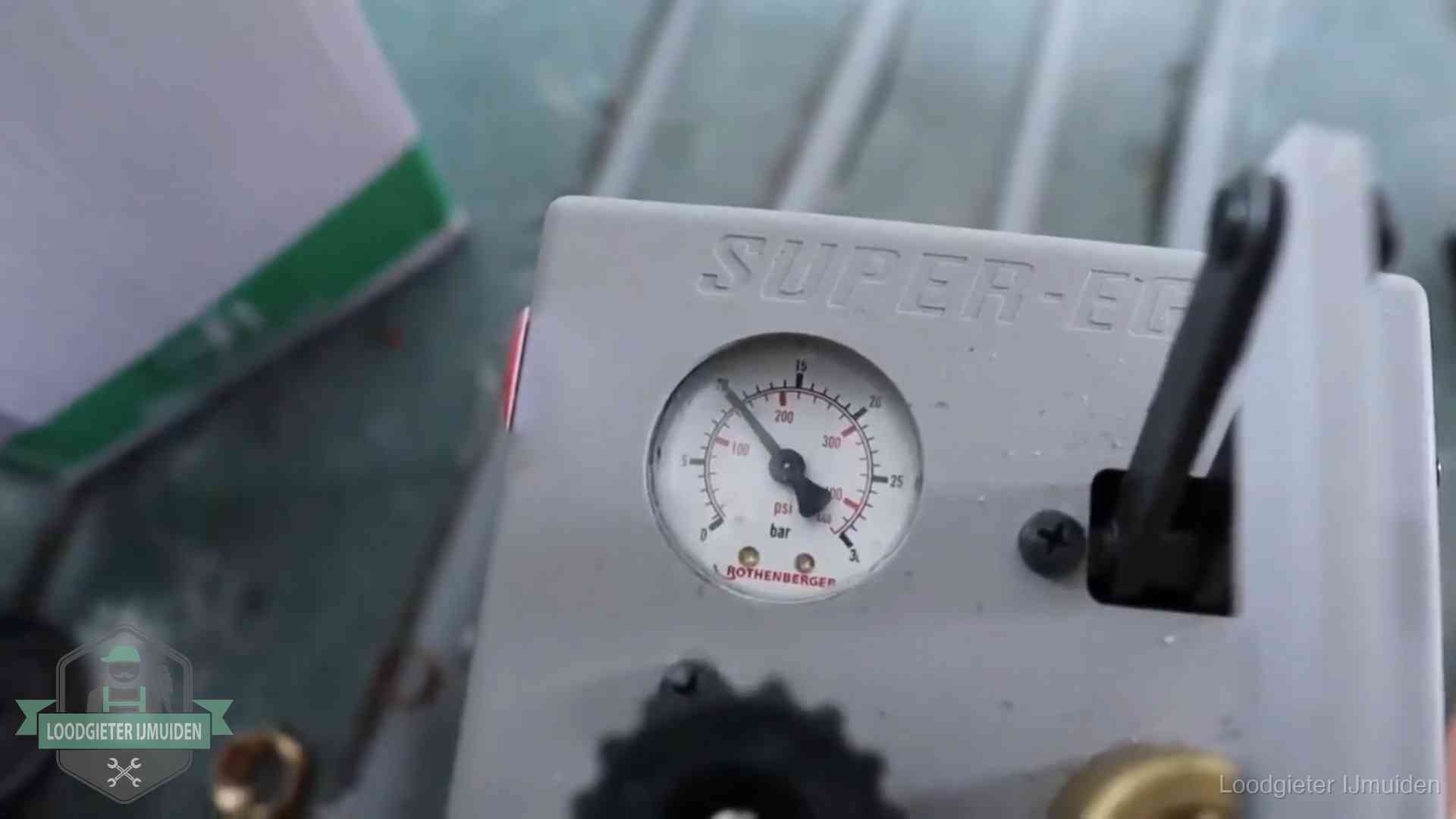 Verzekerd en aansprakelijk in IJmuiden Manometer van een afperspomp bij controle van nieuw leidingwerk in IJmuiden