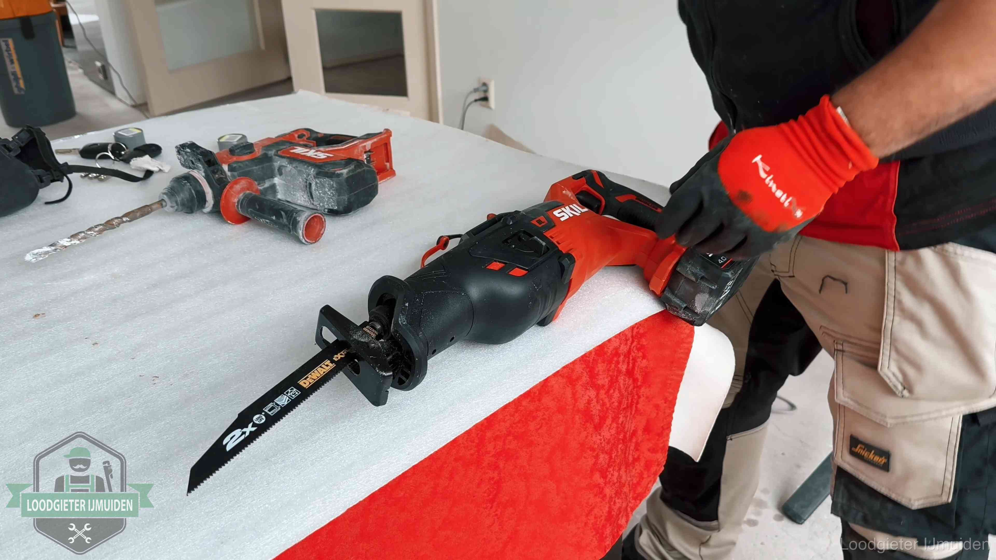 Betrouwbaar loodgietersbedrijf herkennen in IJmuiden Professioneel gereedschap klaargelegd voor een klus in IJmuiden