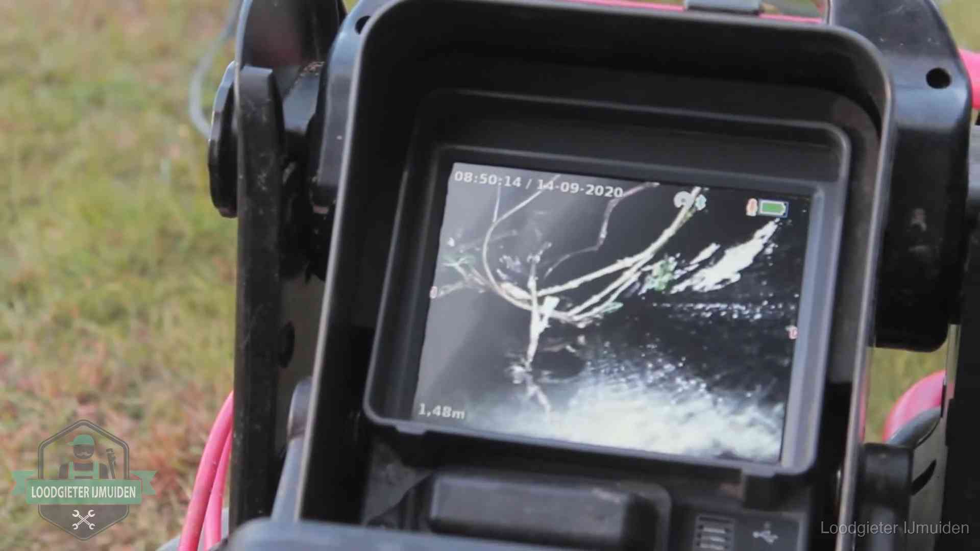Camera-inspectie van het riool in IJmuiden Monitor van een rioolcamera toont wortelingroei in de rioolbuis bij een woning in IJmuiden