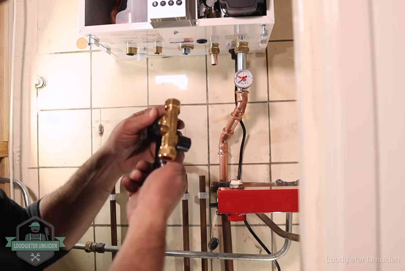Zelf cv-druk bijvullen in IJmuiden Vulkraan en manometer onder een cv-ketel voor het bijvullen van de waterdruk in IJmuiden