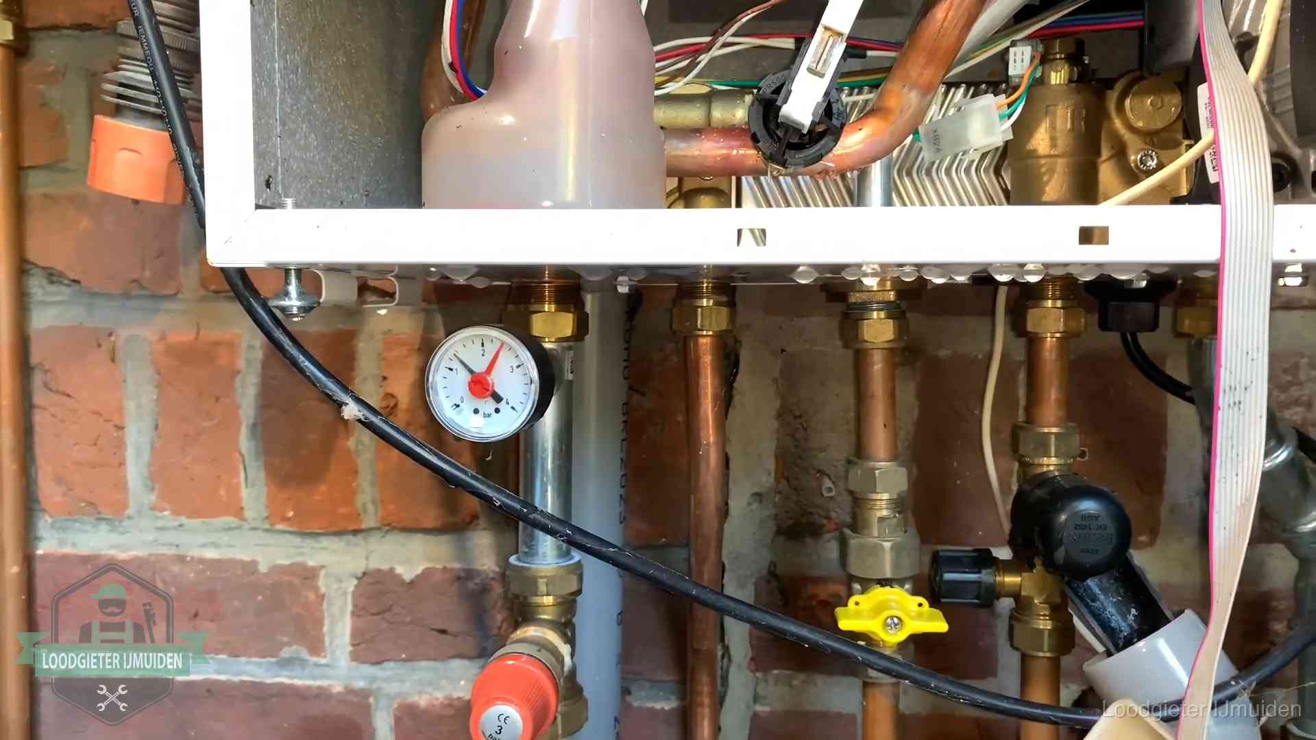 Cv-ketel verliest druk in IJmuiden Manometer en aansluitleidingen onder een cv-ketel in IJmuiden bij controle op drukverlies