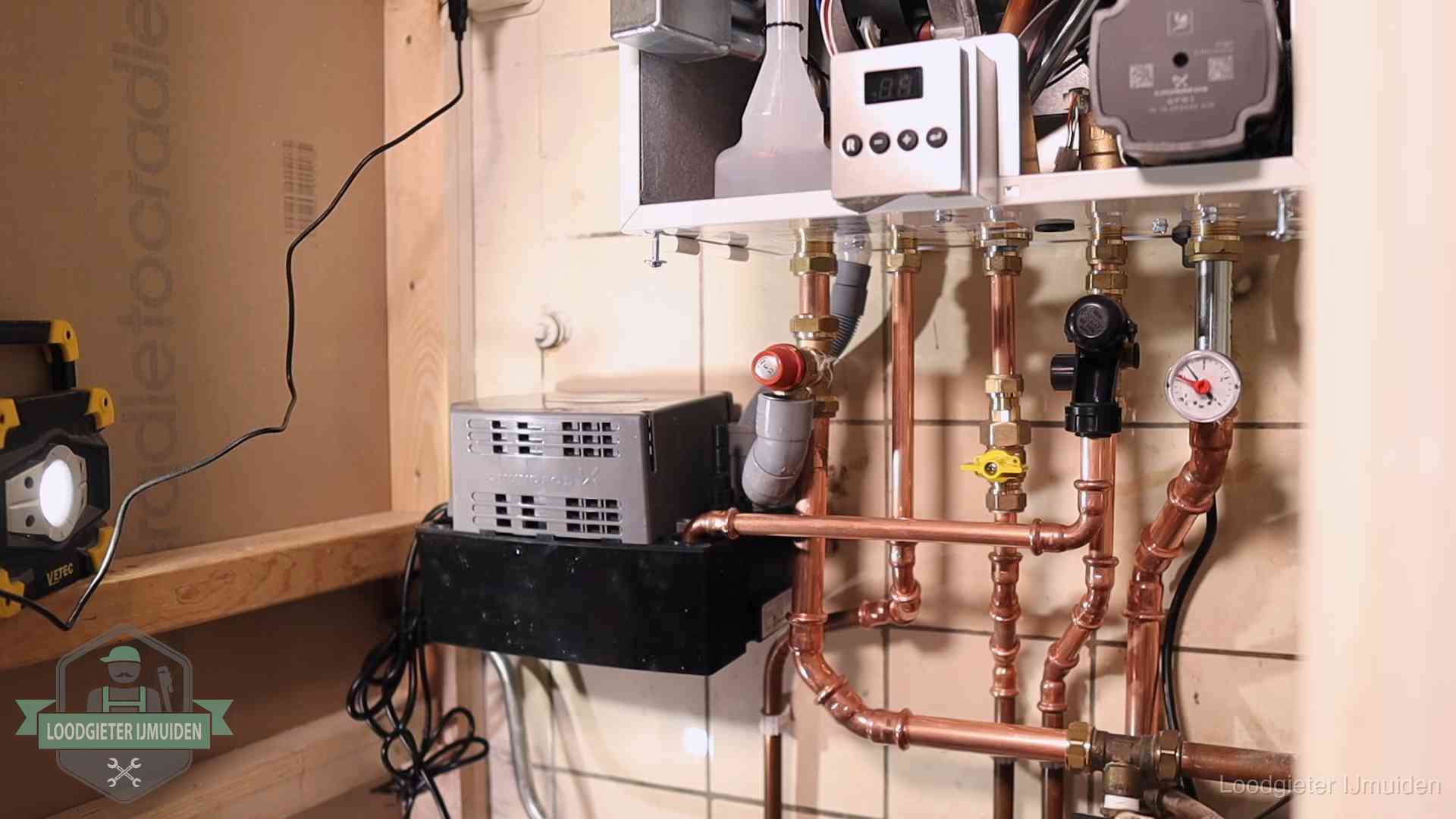Levensduur van je cv-ketel in IJmuiden Nieuw koperen leidingwerk met pomp en manometer onder een vervangen cv-opstelling in IJmuiden
