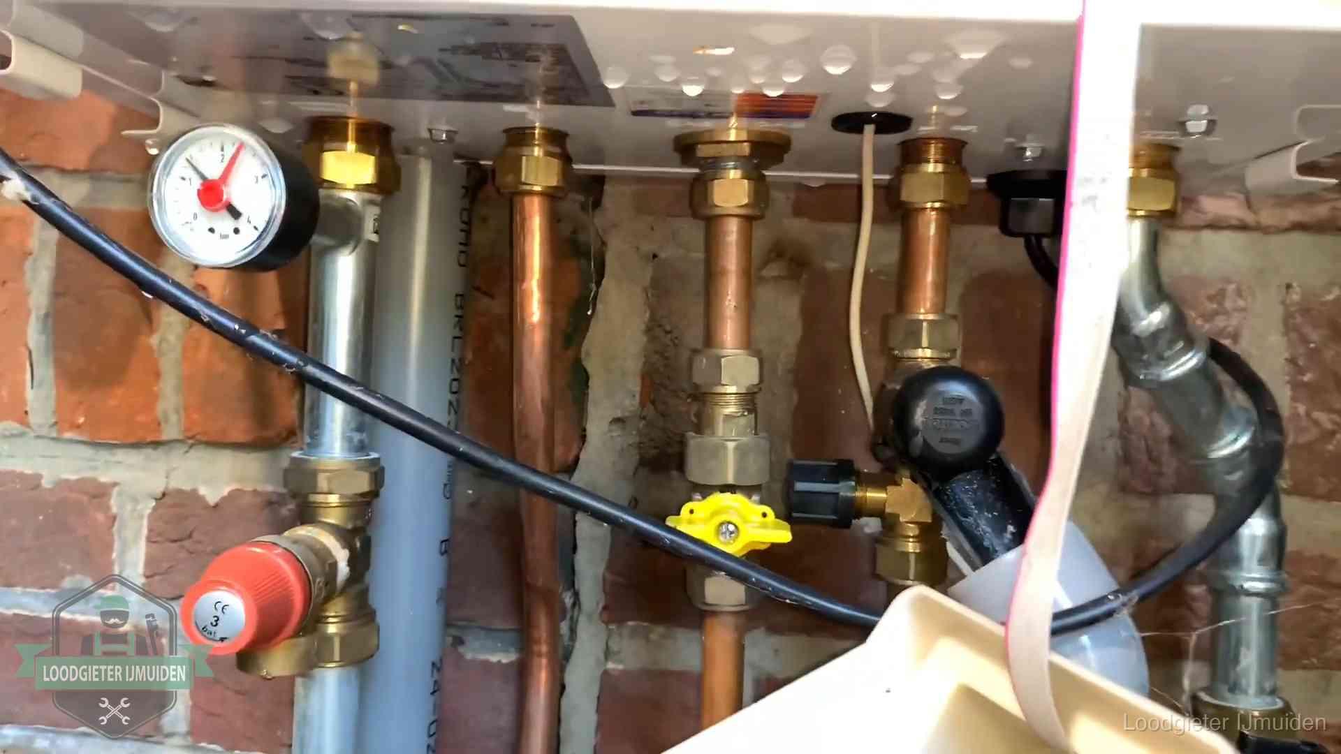 Kosten cv-ketel onderhoud in IJmuiden Onderaansluitingen van een cv-ketel met manometer en gaskraan in IJmuiden