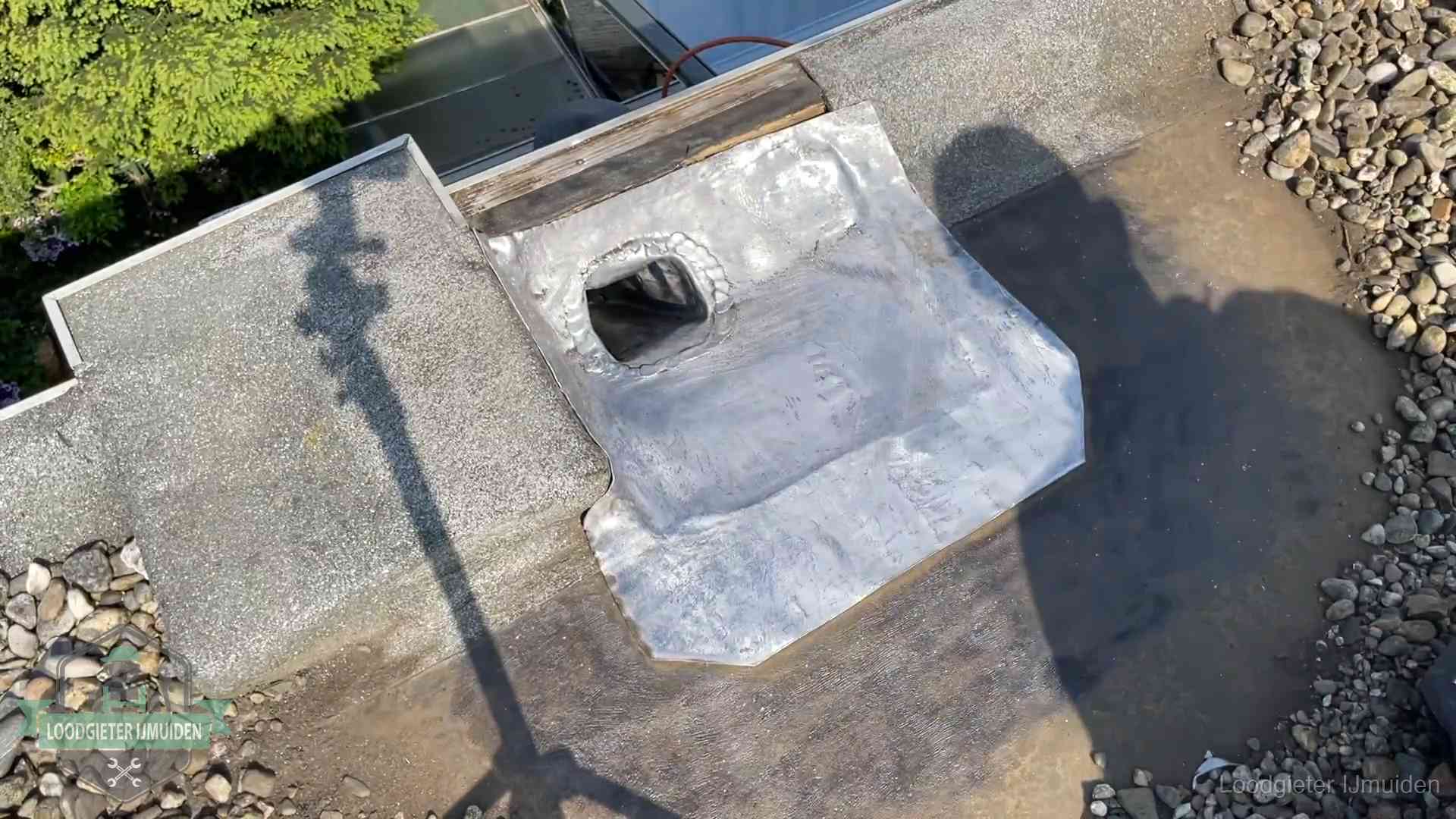 Vers afgedichte dakdoorvoer met lood en zink op een plat dak in IJmuiden