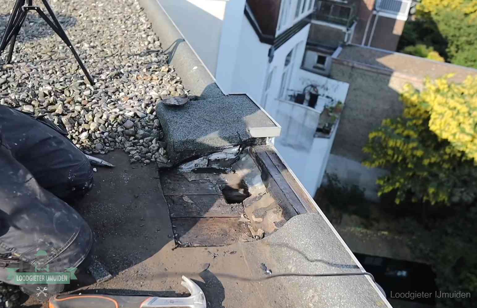 Opengelegde dakrand met verrot dakbeschot door een langdurige daklekkage in IJmuiden
