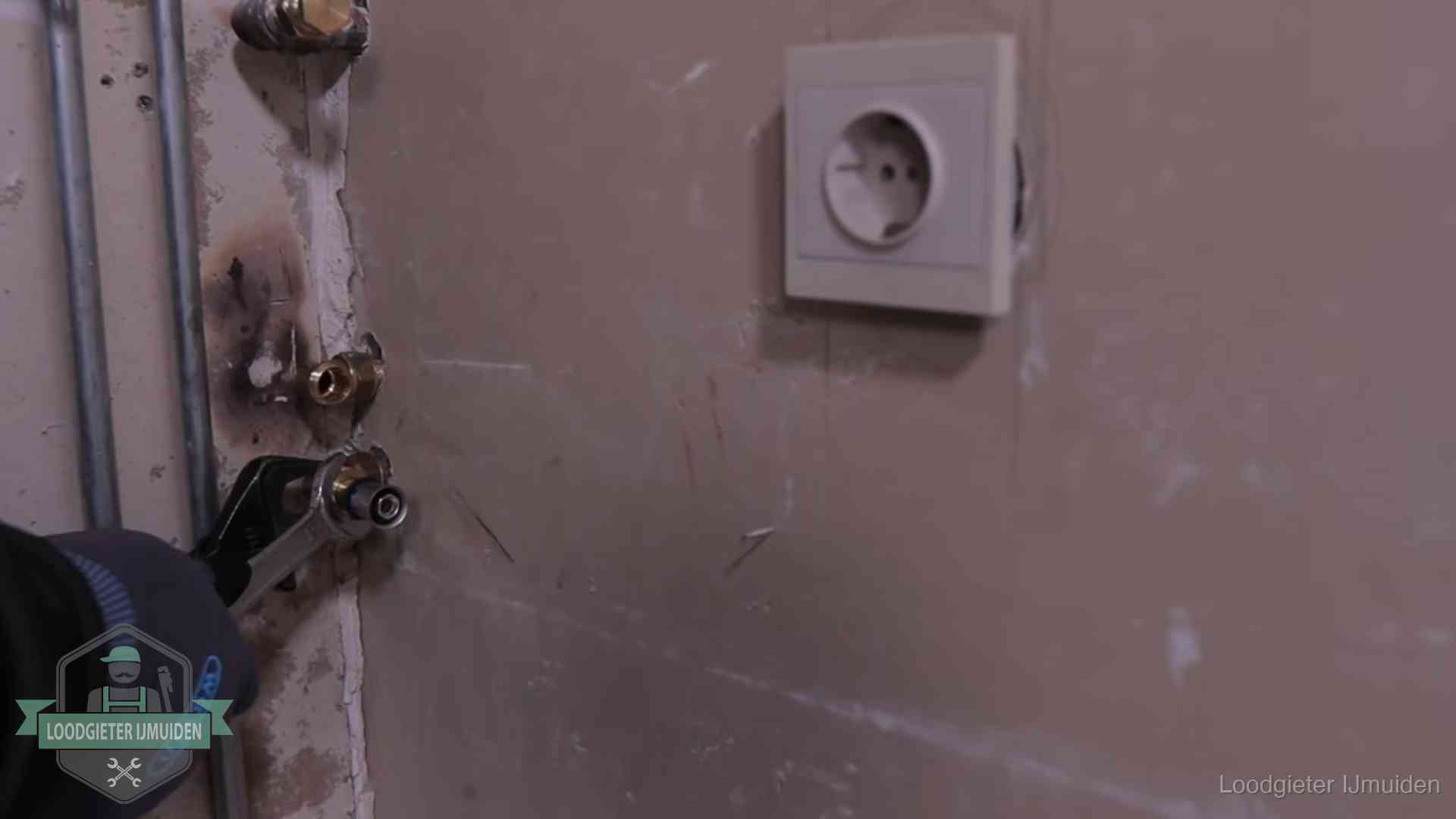 Erkend vakmanschap in IJmuiden Monteur draait een perskoppeling vast op een leidingaansluiting in IJmuiden