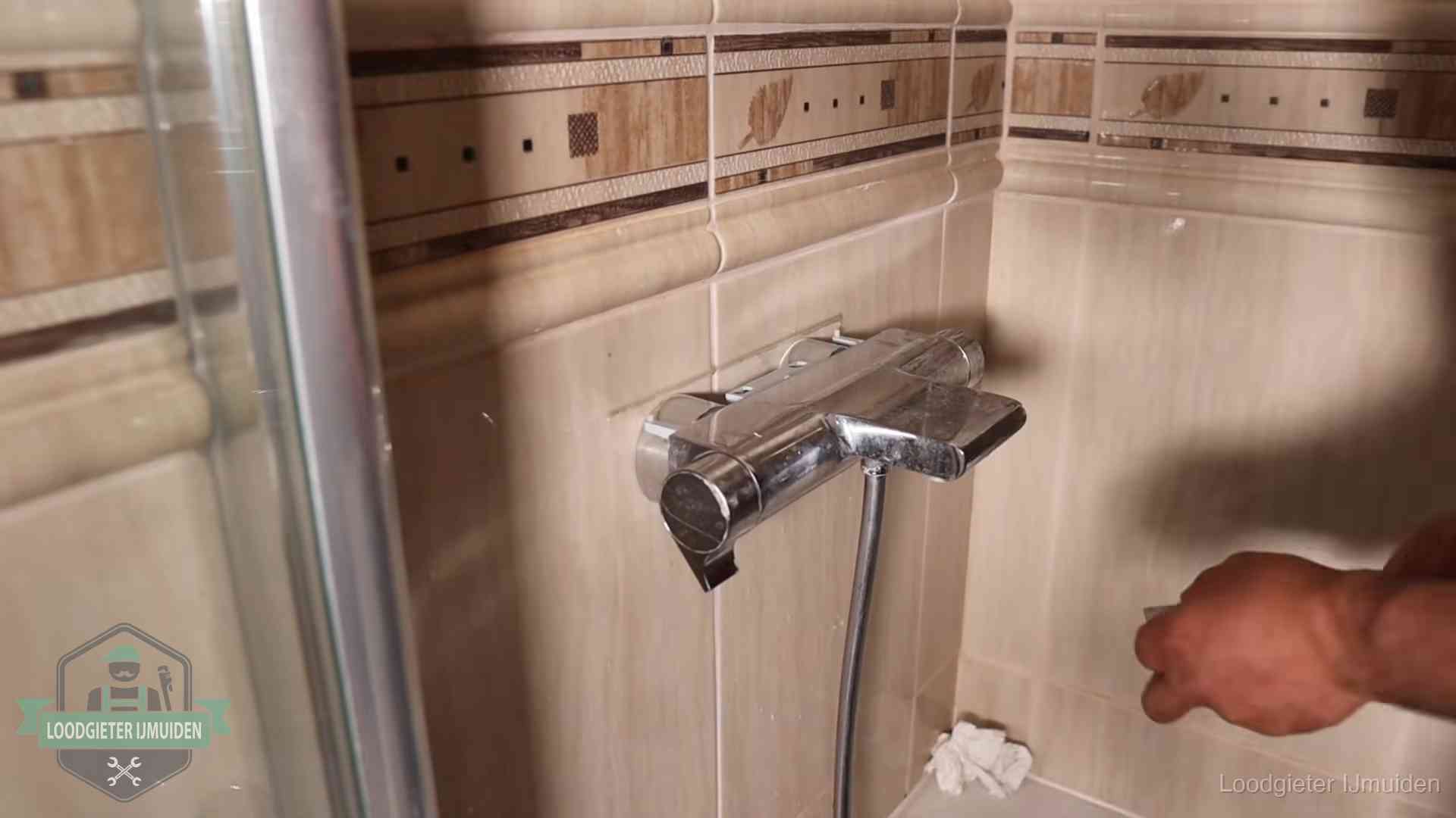 Kalkaanslag en je cv-ketel in IJmuiden Verkalkte douche-mengkraan in IJmuiden, hetzelfde kalk dat zich in de warmtewisselaar afzet