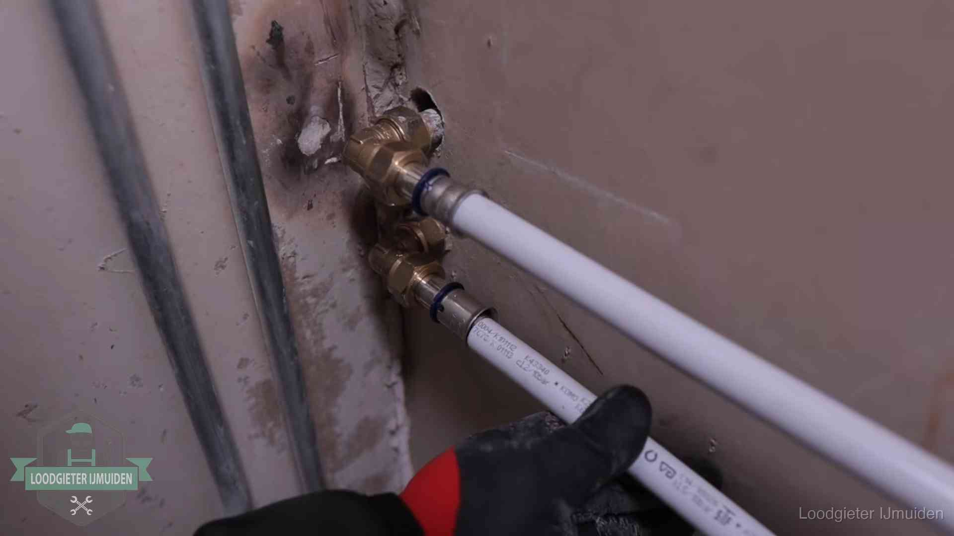 Kwaliteitsnormen voor loodgieterswerk in IJmuiden Meerlagenbuizen met keurmerk en rvs persfittingen op muuraansluitingen in IJmuiden