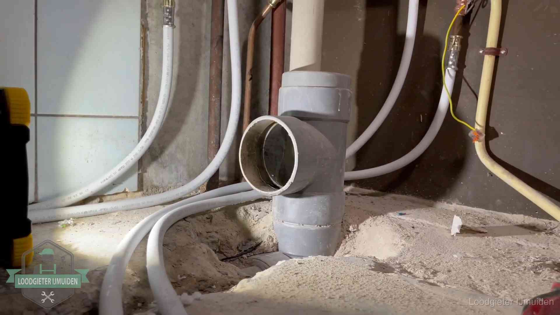 Vocht in kelder of kruipruimte in IJmuiden Leidingwerk op de zandbodem van een kruipruimte in IJmuiden, waar lekkages en vocht vaak samenkomen