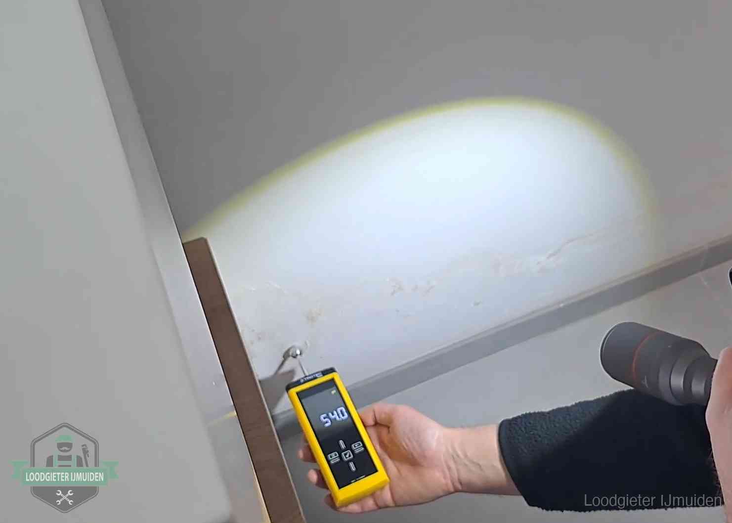 Lekdetectie-technieken in IJmuiden Vochtmeter tegen een natte wand met lekkagesporen in IJmuiden