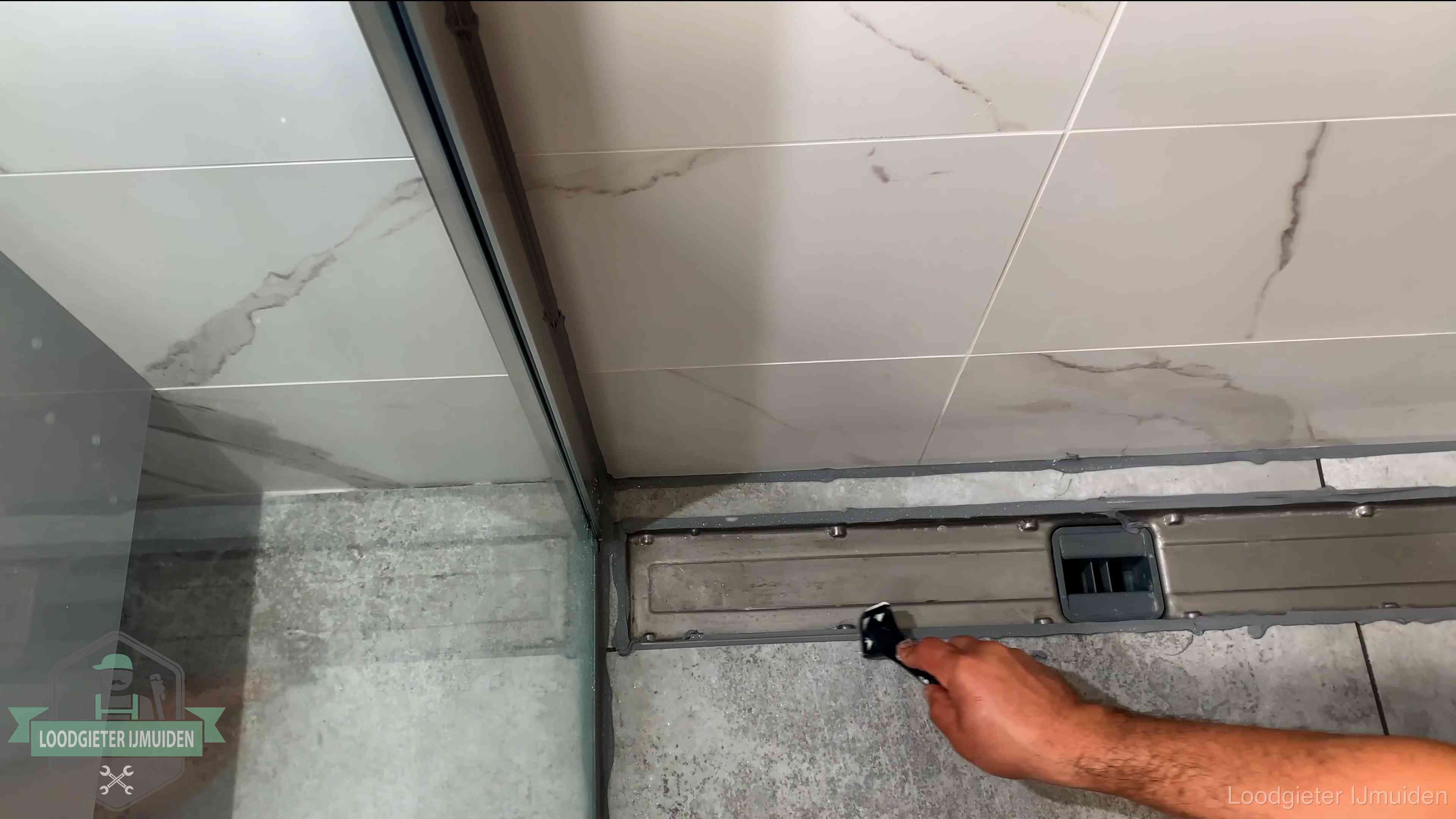 Lekkage in de badkamer verhelpen in IJmuiden Verse kitrand langs de douchegoot in een betegelde badkamer in IJmuiden