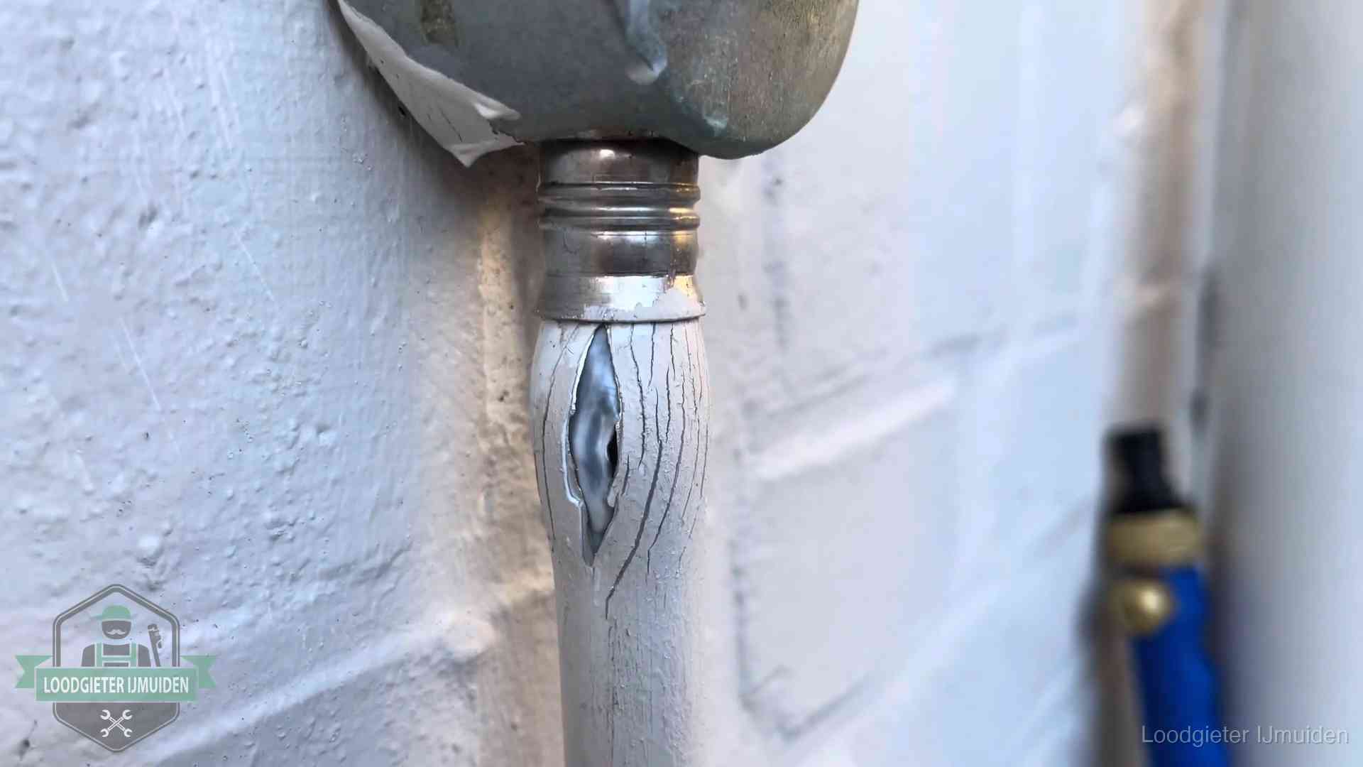 Wanneer lekdetectie in IJmuiden Oude waterleiding in IJmuiden waar de verf openscheurt, een stille aanwijzing voor een beginnend lek