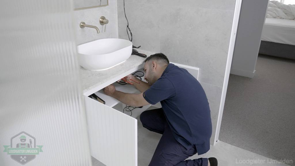 Loodgieter Aan Het Werk In Badkamer