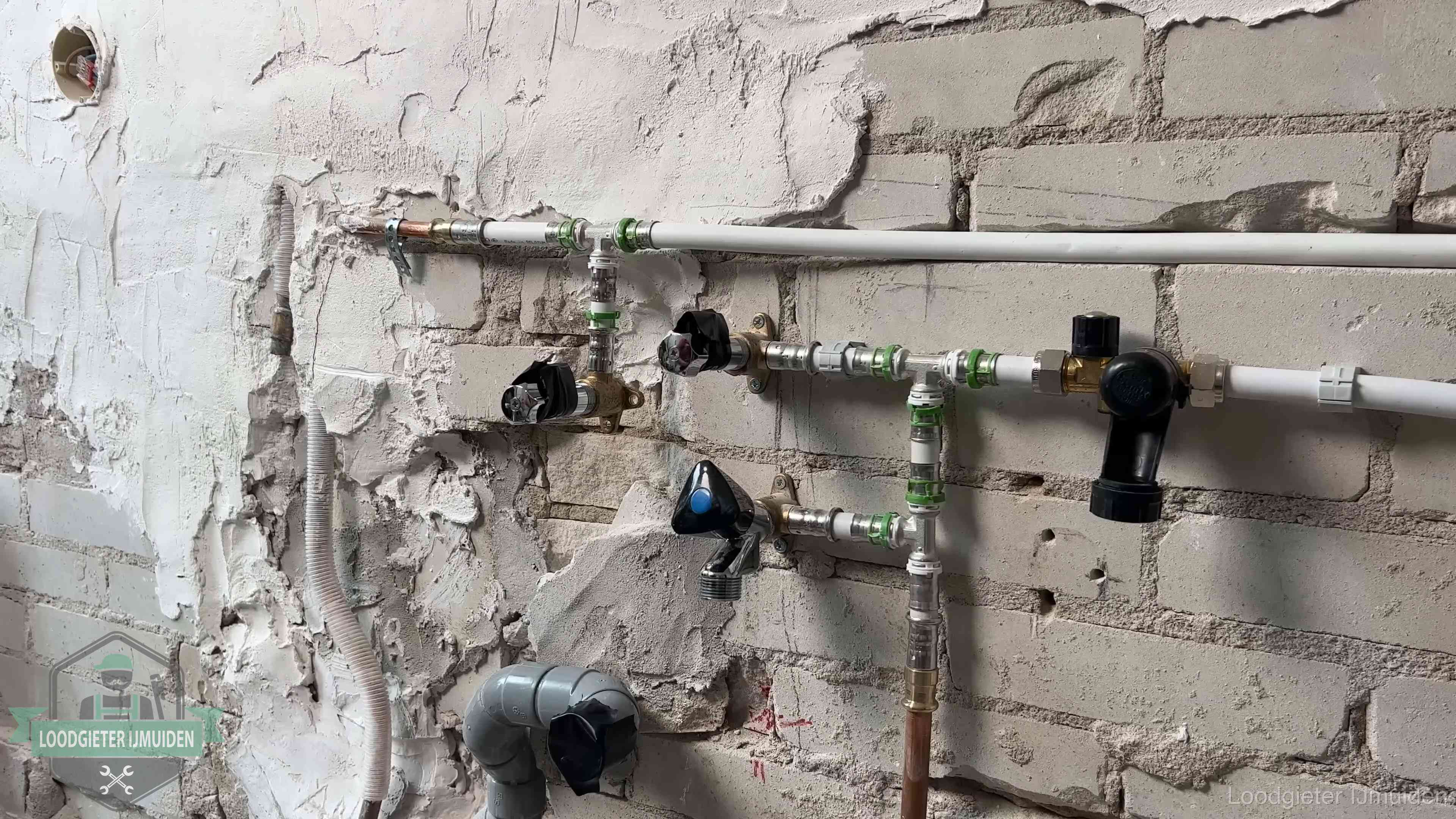Diensten van ons loodgietersbedrijf in IJmuiden Nieuw aangelegd leidingwerk met persfittingen tijdens een verbouwing in IJmuiden