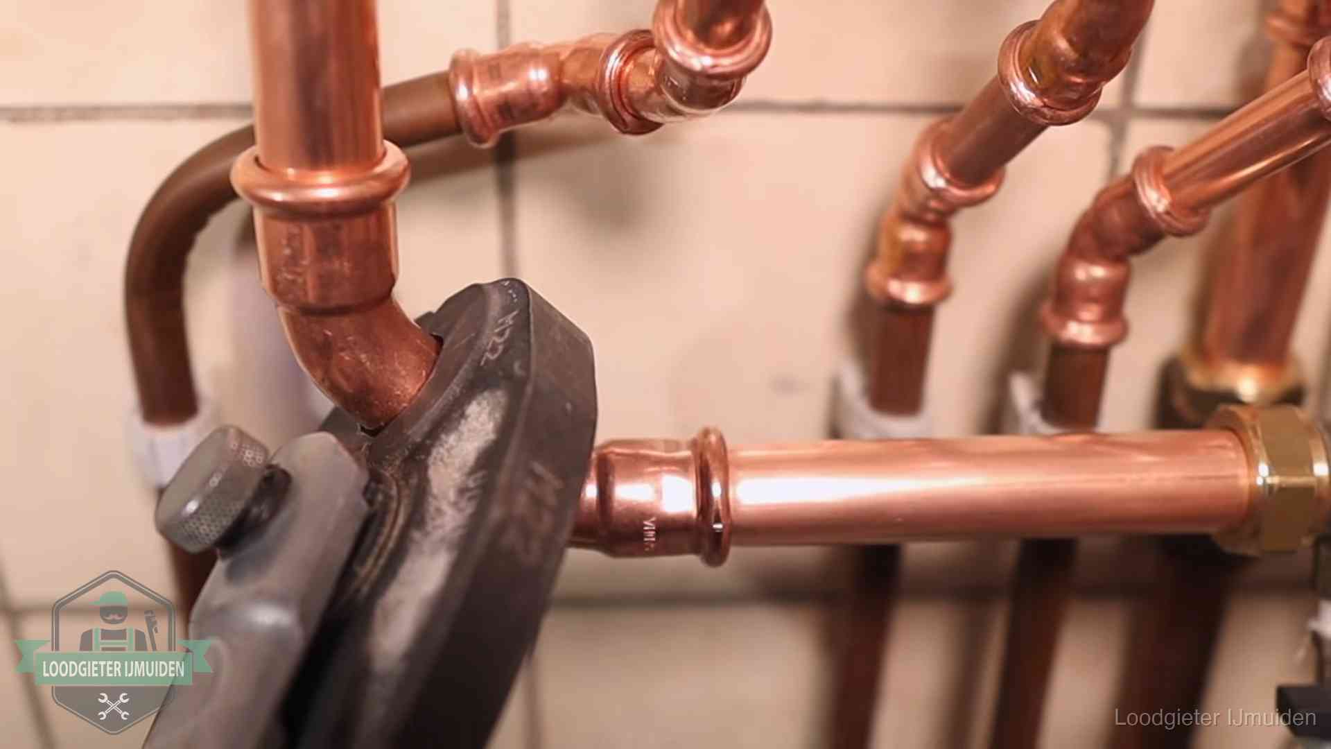 Werkwijze van ons loodgietersbedrijf in IJmuiden Persmachine perst een koperen fitting op nieuw leidingwerk in IJmuiden