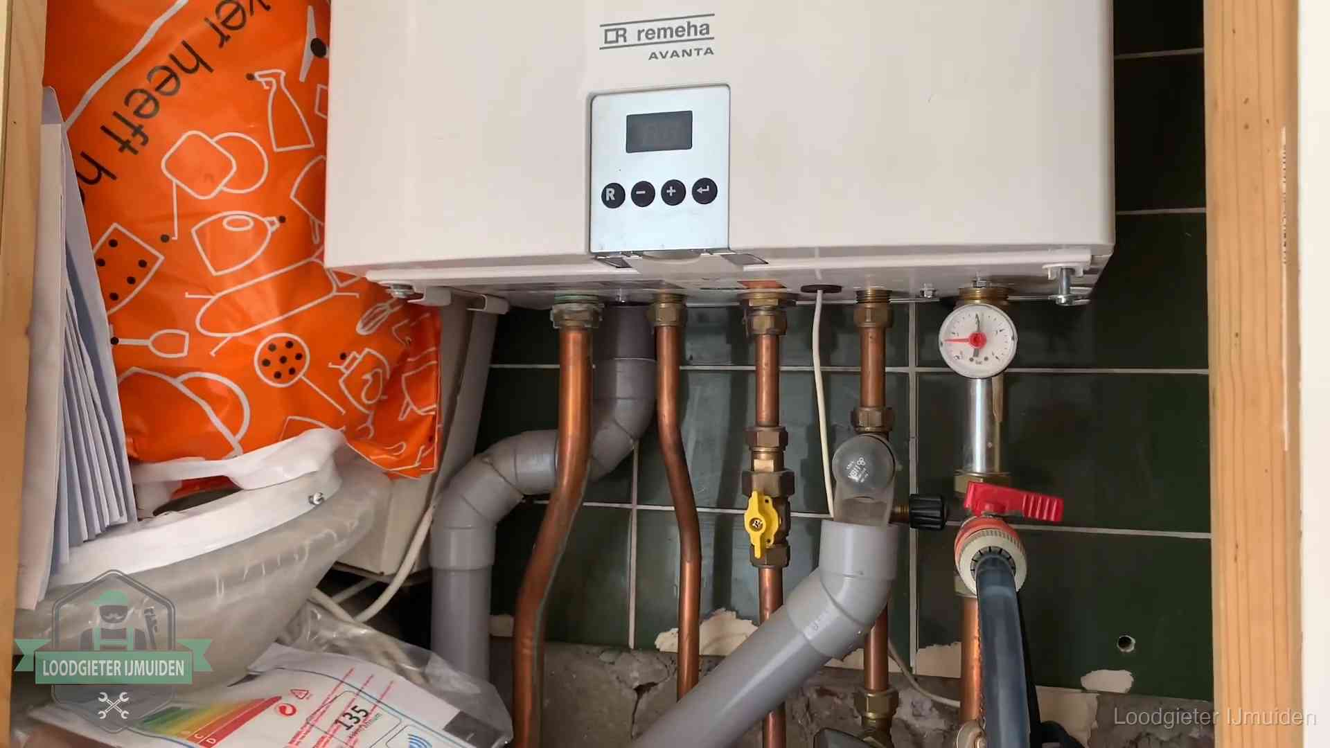 Remeha cv-ketel onderhoud in IJmuiden Oudere Remeha cv-ketel in een ketelkast in een woning in IJmuiden