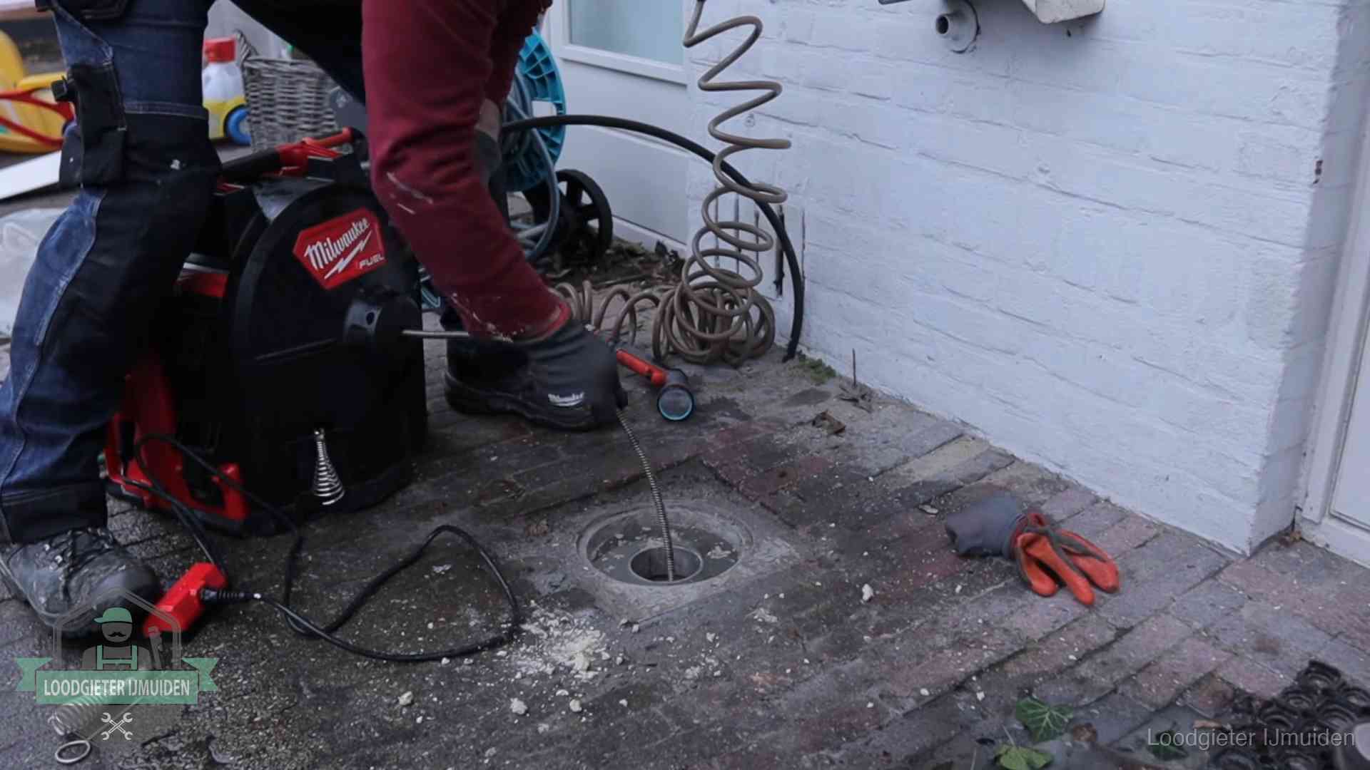 Prijs van een rioolontstopping in IJmuiden Spiraalmachine bij een ontstoppingsputje in de bestrating in IJmuiden