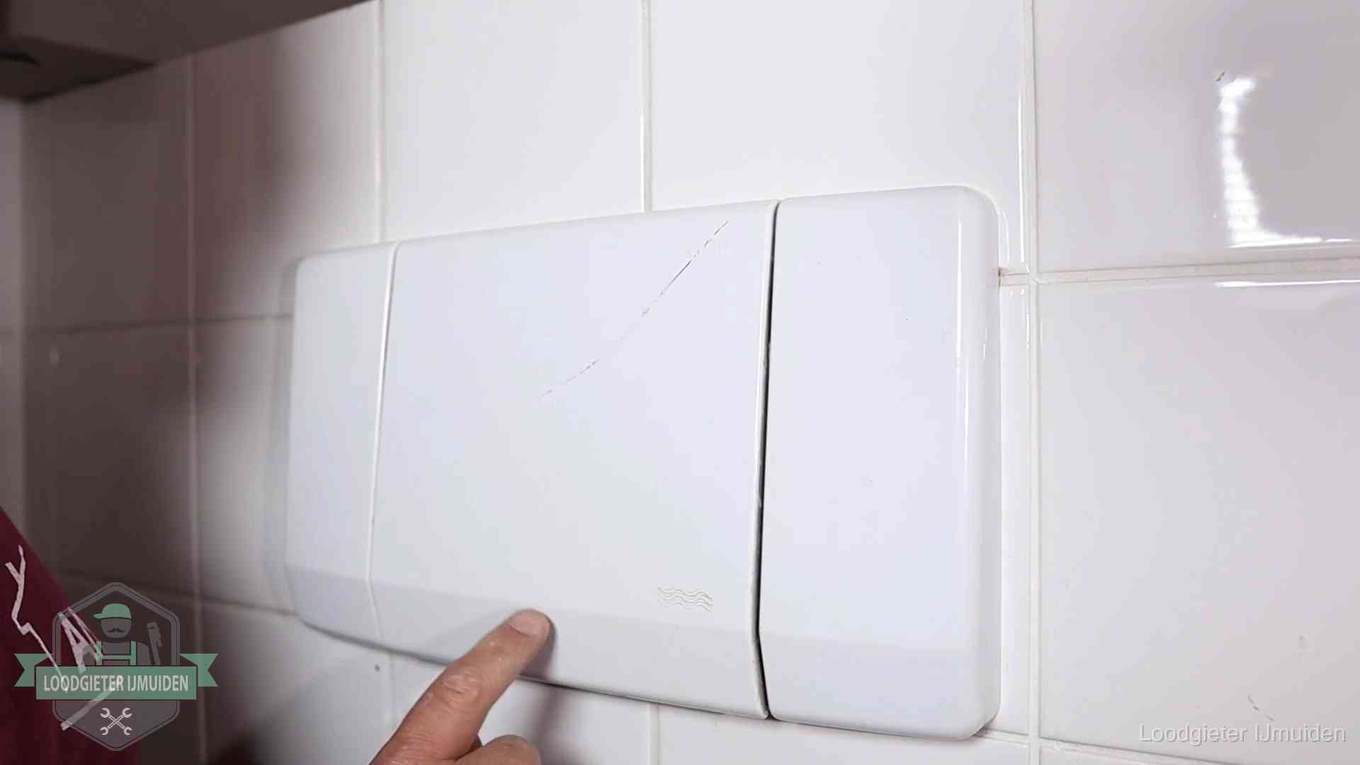 Bedieningspaneel van een inbouwreservoir van een hangend toilet in IJmuiden