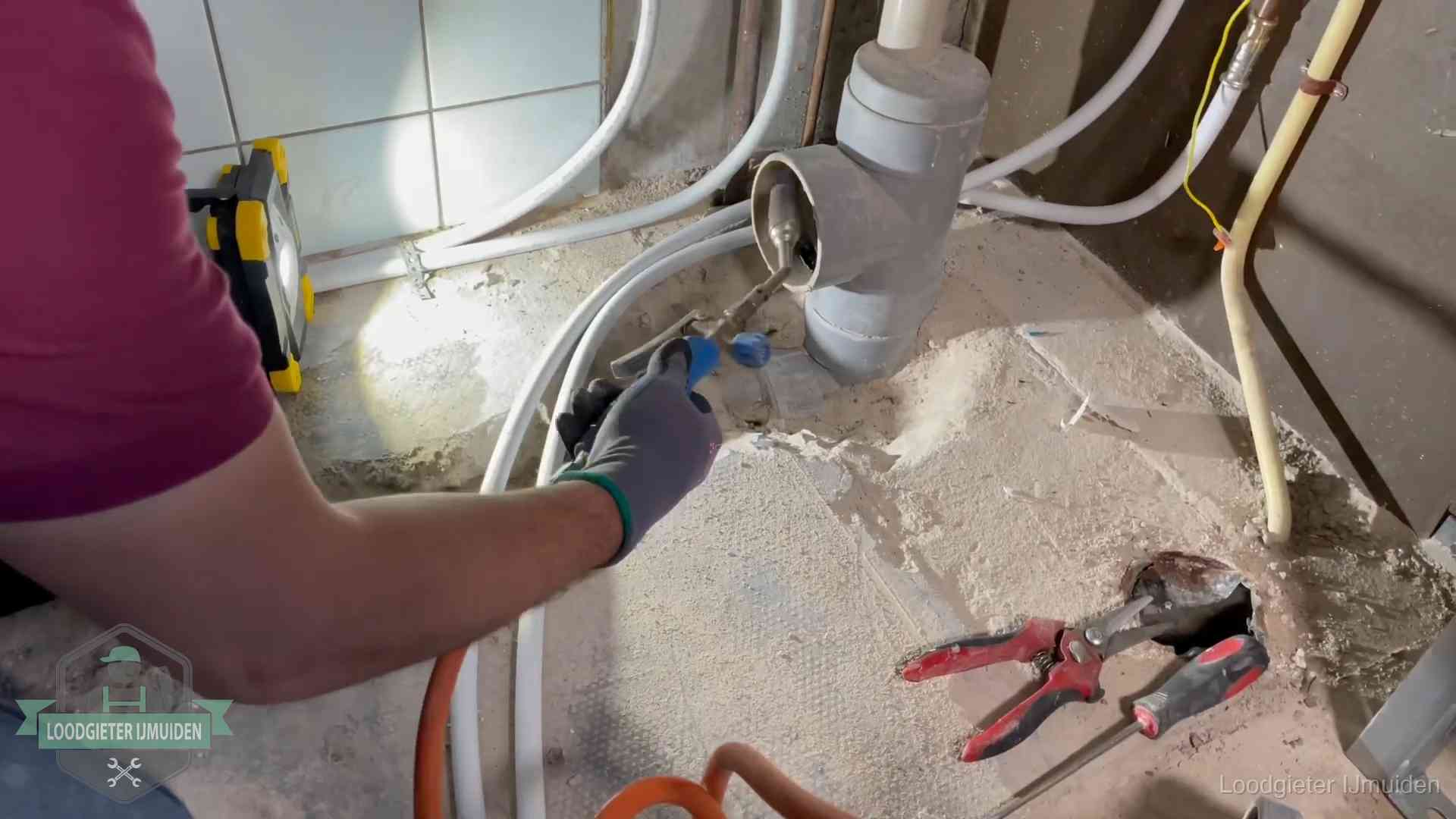 Standleiding en gedeelde leidingen in IJmuiden Loodgieter werkt aan leidingen bij een pvc-standleiding in een appartement in IJmuiden