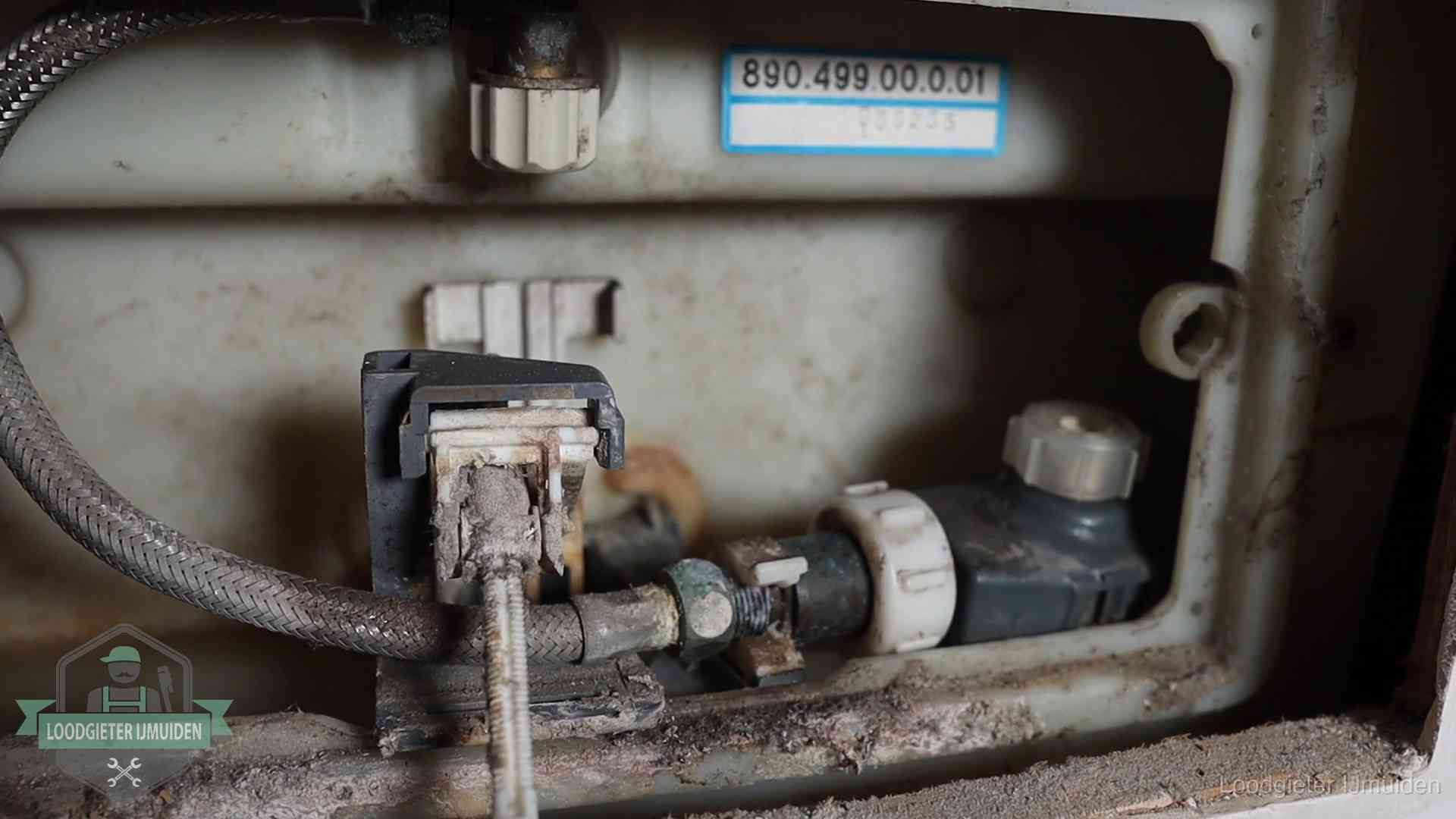 Verkalkt binnenwerk van een stortbak met vlotterkraan in IJmuiden