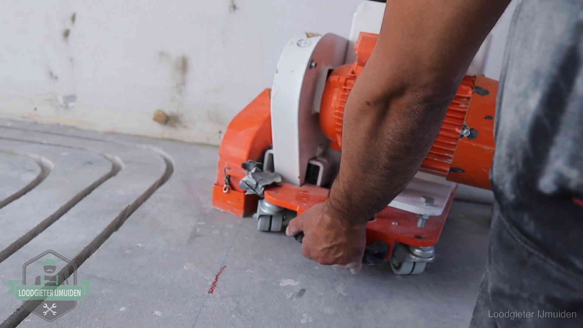 Lekkage in de vloerverwarming opsporen in IJmuiden Sleuvenpatroon voor vloerverwarming in de dekvloer van een woning in IJmuiden