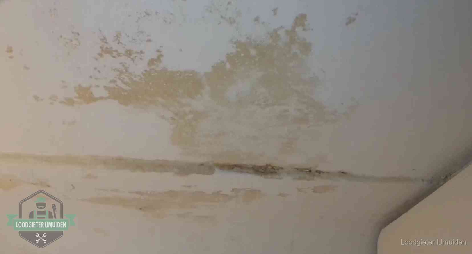 Verzekering bij rioolschade in IJmuiden Watervlekken op een plafond in IJmuiden, schade die je bij de verzekering meldt