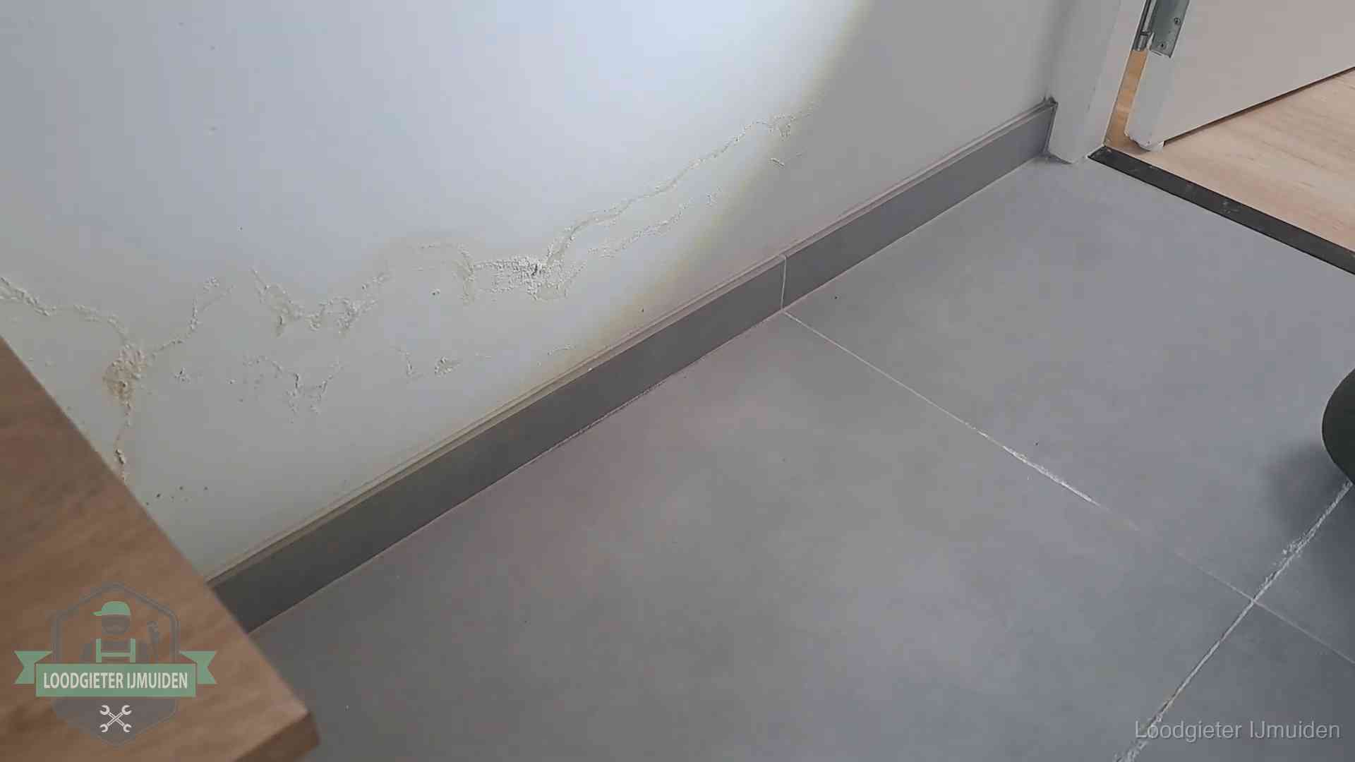 Waterschade met kalkuitbloeiing op een binnenwand in IJmuiden, vastgelegd voor de verzekering