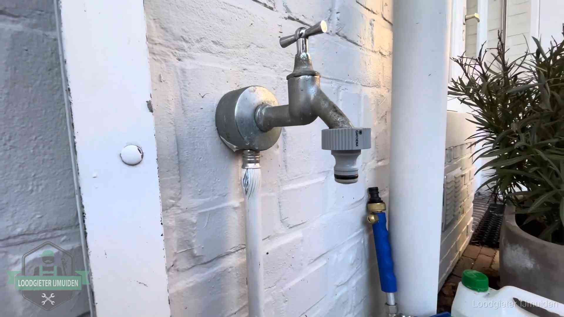 Hoge waterrekening in IJmuiden Buitenkraan met slangaansluiting bij een woning in IJmuiden, sluipverbruik zie je terug op de waterrekening