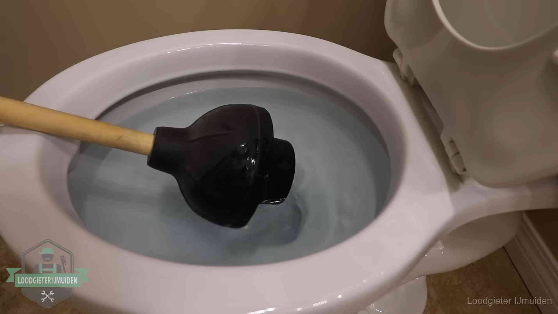 Plopper in een wc-pot die vol water staat in IJmuiden