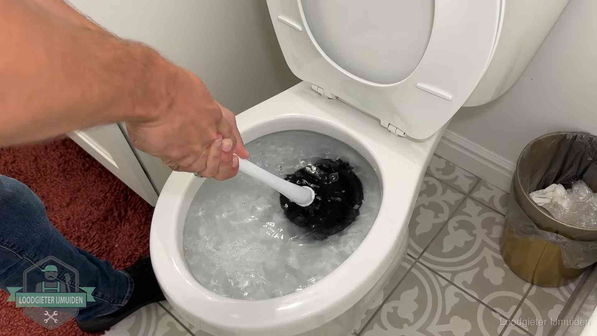 Zelf de wc ontstoppen met een plopper in IJmuiden, het water kolkt in de pot