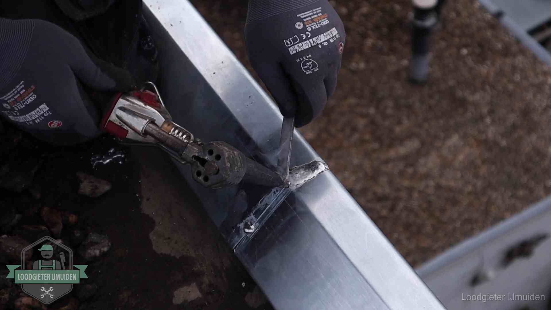 Zinken naad solderen op een dak in IJmuiden, vakwerk waar het bij zelf repareren vaak misgaat