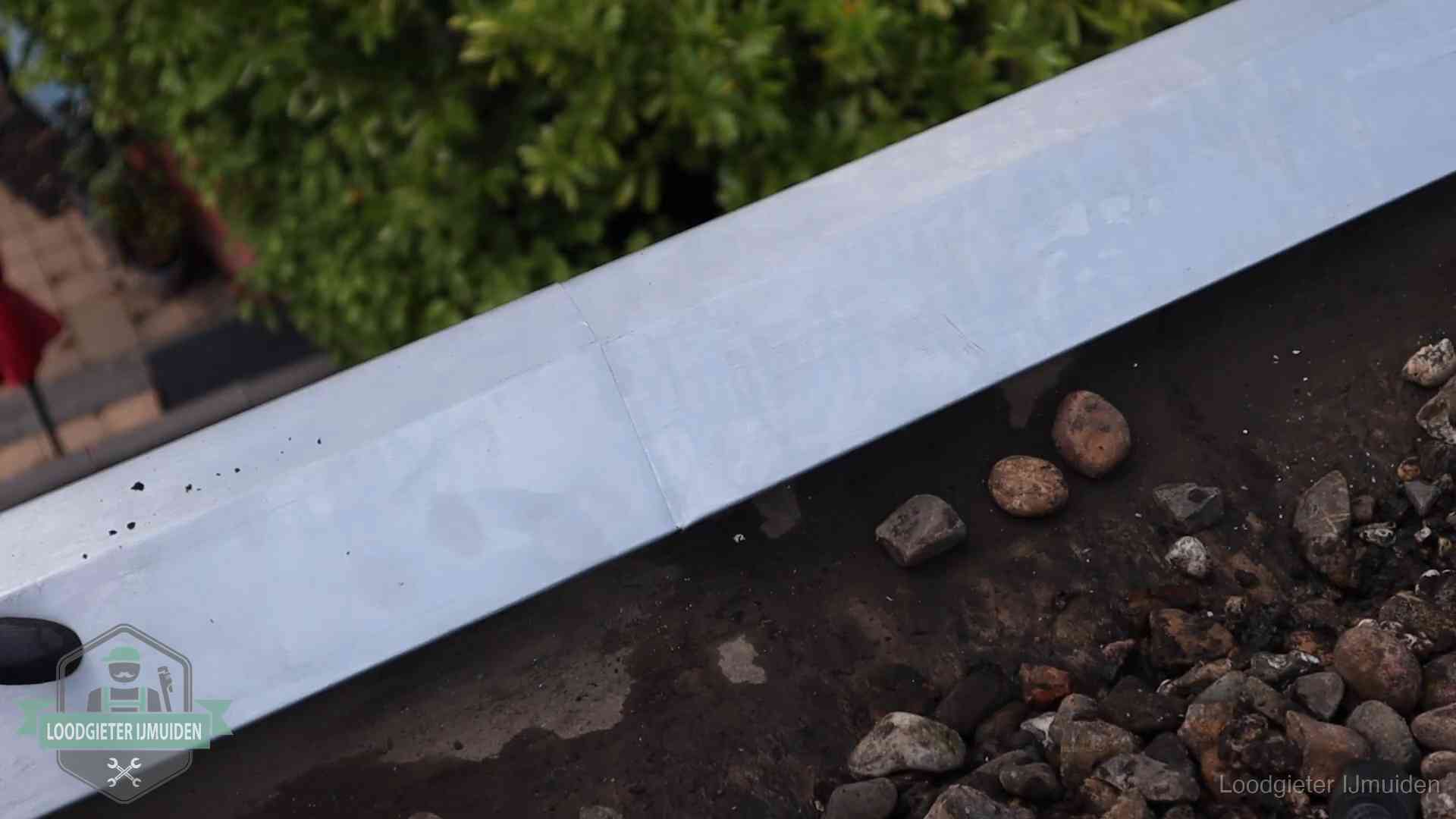 Strak gesoldeerd naaddetail in een zinken daktrim op een dak in IJmuiden